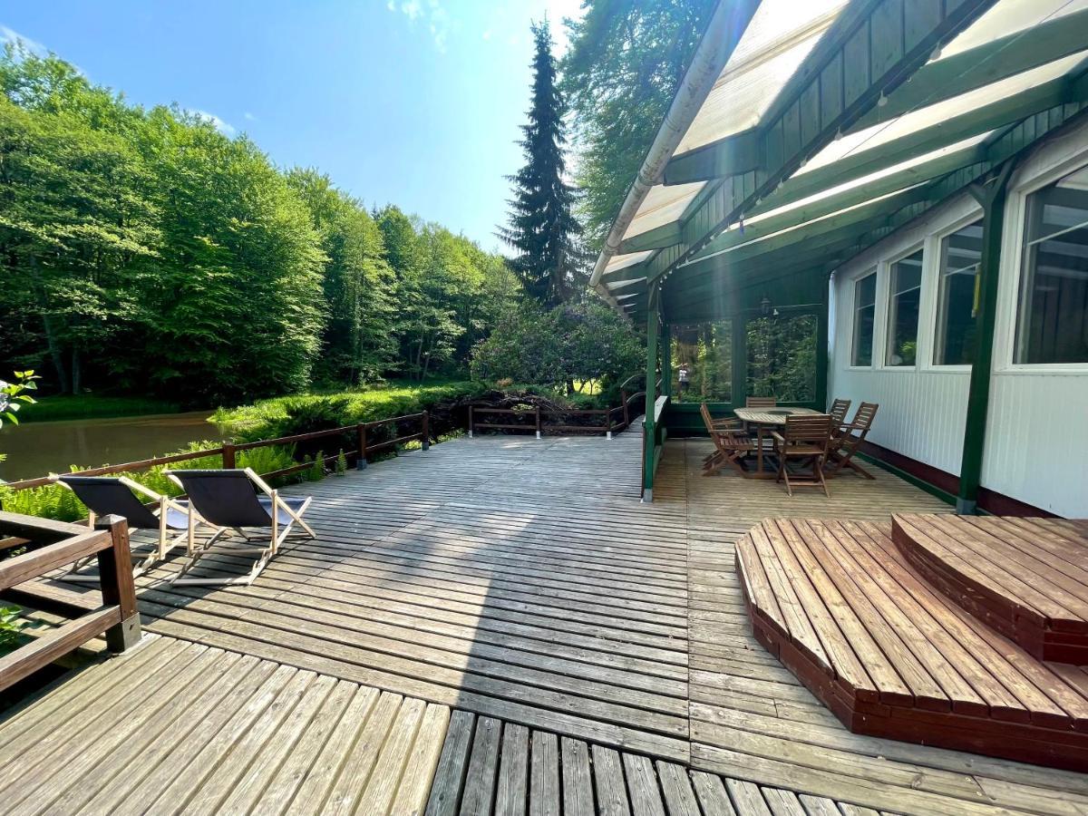 Domek W Glebi Lasu Nad Stawem Wierszyno Exteriör bild